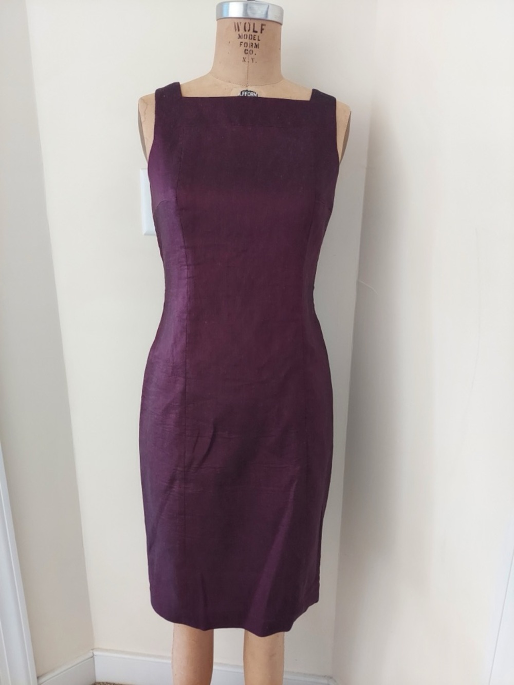 Laundry By Shelli Segal Sleeveless Sheath Dress in Maroon